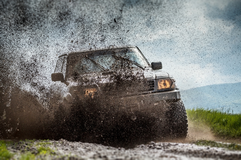 8700935-jeep-in-mud